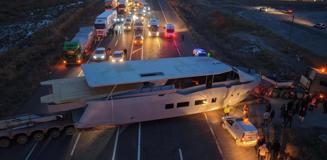 Erzurum'da yat taşıyan TIR yolda kaldı, trafik felç oldu