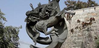 Papa II. John Paul'ün hediye ettiği Aziz Paul heykeli çalındı Papa II. John Paul'ün hediye ettiği Aziz Paul heykeli çalındı