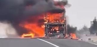 Seyir halindeki yolcu otobüsü alev alev yandı: 25 yolcu son anda kurtuldu