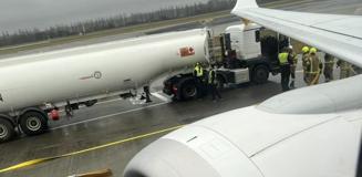 Ryanair uçağında korku dolu anlar, yakıt tankeri ile çarpıştı