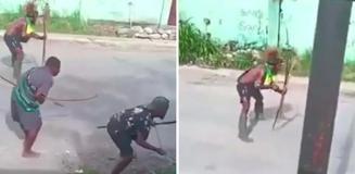 Cadde ortasında kabile savaşı! Ok ve yaylarla çatıştılar