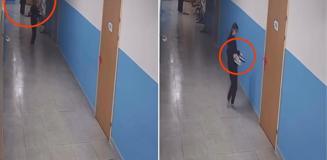 Paspas yapılan alanı kirletmemek için ayakkabılarını çıkarttı