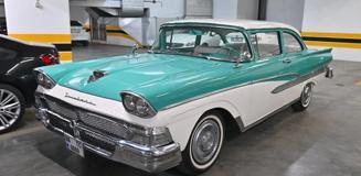 Bahçeli, klasik otomobillerinden birini MYK Üyesi Teoman'a hediye etti