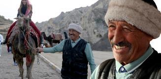 Bakmayın böyle göründüğüne! Ortaokul mezunu ama profesörlerden daha çok dil biliyor