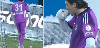 Görüntü Türkiye'den! -10 derece soğukta ısınmak için maç oynanırken çay içti