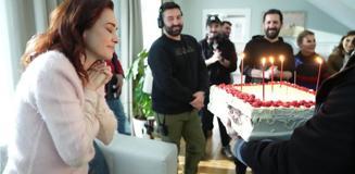 Özgü Namal'a sette sürpriz doğum günü kutlaması