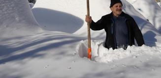 İlçe kara gömüldü! Vatandaşlar arabasını bulamıyor İlçe kara gömüldü! Vatandaşlar arabasını bulamıyor