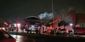 Esenyurt'taki fabrika yangını 7 saattir devam ediyor Esenyurt'taki fabrika yangını 7 saattir devam ediyor