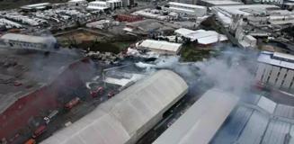 Esenyurt'ta devam eden fabrika yangını havadan görüntülendi