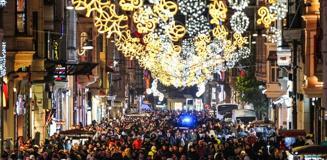 İstanbul'da binlerce kişi yeni yılı kutlamak için Taksim'e akın etti