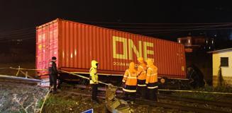 Aydın'da kontrolden çıkan tır raylara uçtu: Araç sürücüsü hayatını kaybetti Aydın'da kontrolden çıkan tır raylara uçtu: Araç sürücüsü hayatını kaybetti