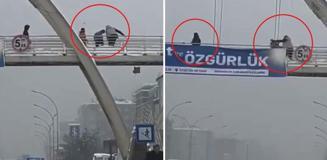 Üst geçitte kar topu atan çocukları yumruklayıp, yerde tekmeledi Üst geçitte kar topu atan çocukları yumruklayıp, yerde tekmeledi