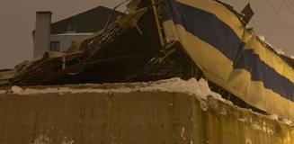 Yüksekova'da yoğun kar nedeniyle halı sahanın çatısı çöktü