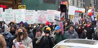 Venezuela saldırısı Trump'a pahalıya patladı! Kendi ülkesinde de binler yürüdü