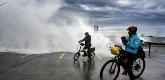 Megakentte lodos esareti! Dev dalgalar sahilleri dövdü Megakentte lodos esareti! Dev dalgalar sahilleri dövdü