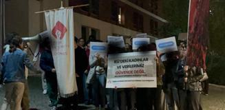 İzmir'de kız öğrenciler ayakta: Kampüste tacizci istemiyoruz! İzmir'de kız öğrenciler ayakta: Kampüste tacizci istemiyoruz!