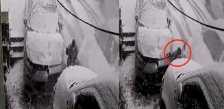 Kağıthane'de inanılmaz kurtuluş kamerada: Kar topu oynarken ölümle burun buruna geldi