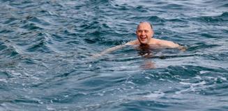 Adayı tanıtmak isteyen vali, soğuğa aldırış etmeden denize girdi Adayı tanıtmak isteyen vali, soğuğa aldırış etmeden denize girdi