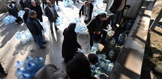 Ankara'daki kesintiler nedeniyle vatandaşlar çeşmelerden su dolduruyor