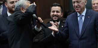 3 milletvekili AK Parti'ye katıldı! Rozet takılırken böyle selam verdi