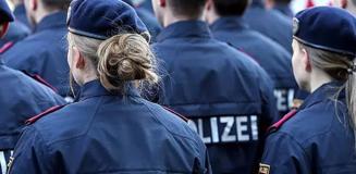 Avusturya polisinde çıplak fotoğraf skandalı: Merakı işinden ediyordu!