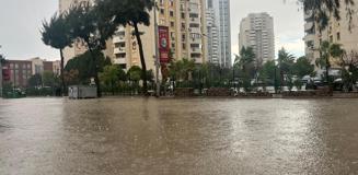 İzmir'de sağanak ve fırtına hayatı felç etti, yollar göle döndü