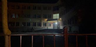 Okul bahçesi kan gölüne döndü! Babayı dövdüler, oğlunu bıçakladılar