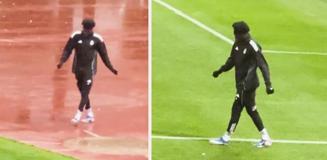 Şakır şakır yağan yağmura aldırmayan Abraham'ın hareketleri gülümsetti