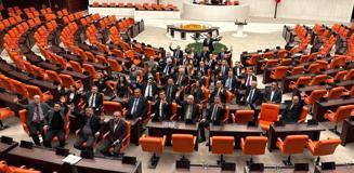 CHP'liler Meclis'te 'Emekli' nöbetinde! Özel'den destek geldi