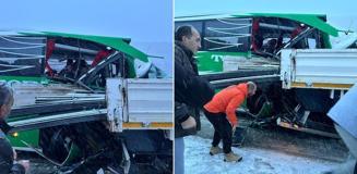 Kaygan yol kazaya neden oldu: Yolcu otobüsü demir yüklü tıra çarptı