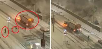 Kar topu isabet eden kar küreme aracı refüje çarptı Kar topu isabet eden kar küreme aracı refüje çarptı