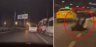 Esrarengiz anlar! Park halindeki minibüslere çarpıp yere yığıldı