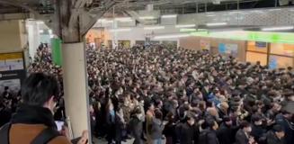 Tokyo'da elektrik kesilince ulaşım felç oldu! Binlerce kişi istasyonda sıkıştı