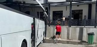 Hesabı ödeyemedikleri için restoranda rehin kalan takıma şok ceza