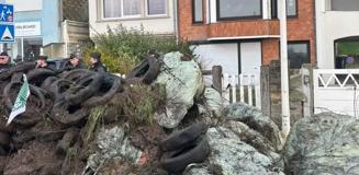 Fransız çiftçilerden sert protesto: Bu kez Macron'un evinin önü hedefte