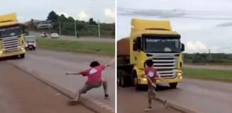 Ölümle kumar: 19 yaşındaki genç, hayatını hiçe sayarak TIR'la 'chicken' oynadı