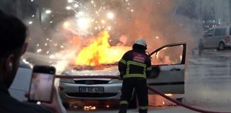 Amasya'da otomobil alev alev yandı, patlamalar korkuttu