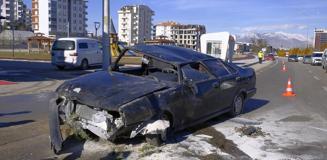 Telefonla uğraşırken takla atan otomobilden yara almadan kurtuldu