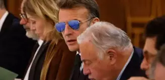 Macron'dan şaşırtan görüntü: Toplantıya güneş gözlüğü ile katıldı