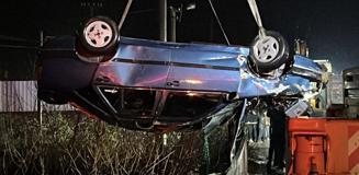 Baba ve oğlu çaya düşen otomobilde hayatını kaybetti