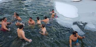 Rize'de Sibirya'yı andıran görüntüler, sporcular donmuş suda yüzdü