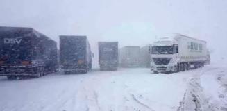 Yoğun kar yağışı! 3 ilin birbiriyle bağlantısı kesildi