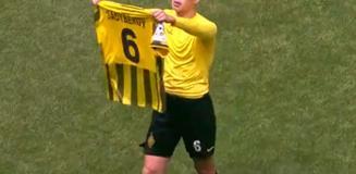 4-0 geride oldukları maçta gol attı, sevinçten formasını çıkardı