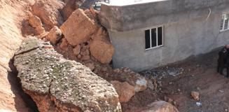 Şırnak'ta heyelan korkuttu: Dev kayalar evin üzerine düştü, aile son anda kurtuldu Şırnak'ta heyelan korkuttu: Dev kayalar evin üzerine düştü, aile son anda kurtuldu
