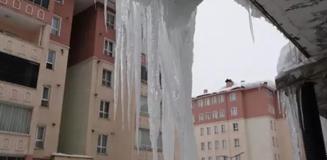 Bitlis'te binaların çatılarında 5 metreyi bulan buz sarkıtları oluştu