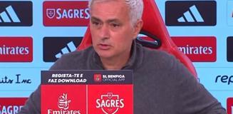 Basın toplantısında konuşan Mourinho duyduğu sesle hemen yerinden fırladı Basın toplantısında konuşan Mourinho duyduğu sesle hemen yerinden fırladı