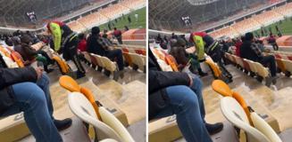 Polis, üşüyen çocuğa kendi çorabını çıkarıp giydirdi