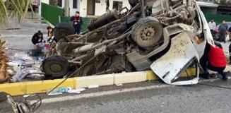 İnşaat işçilerini taşıyan kamyonet devrildi: 2 ölü, 1 ağır yaralı İnşaat işçilerini taşıyan kamyonet devrildi: 2 ölü, 1 ağır yaralı