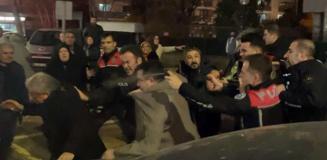 Kararın açıklanmasıyla adliyenin önü karıştı, polis müdahale etti: 4 yaralı, 12 gözaltı Kararın açıklanmasıyla adliyenin önü karıştı, polis müdahale etti: 4 yaralı, 12 gözaltı