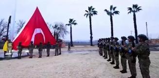 Terör örgütü yandaşları el uzatmıştı! Dev Türk bayrağı göndere çekildi